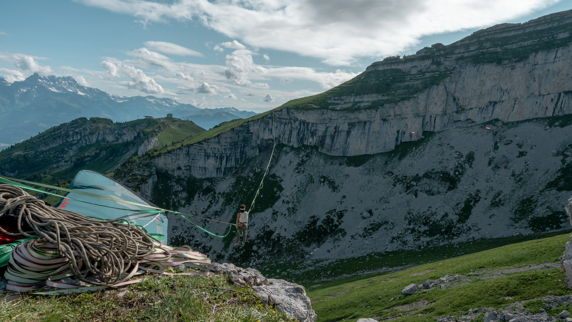 Entre deux sommets vaudois, la sangle s’étire sur 600 mètres, à 300 mètres du sol. La montagne devient terrain d’expérimentation mentale et physique, face aux Dents du Midi et au panorama alpin.