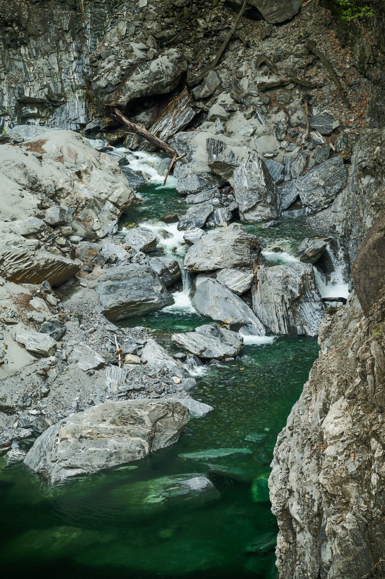 Rivière dans la vallée Verzasca